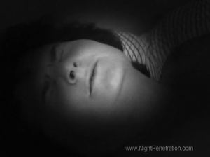 Жирная мамка порадовала сынка минетом посреди ночи и раздвинула ноги