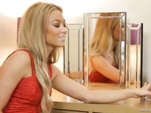 Мулатка в красном платье засунула вибратор себе в письку