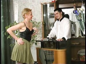 Взрослая женщина соблазнила молодого бармена