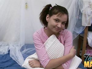 Отодвинул трусики и вставил член в русскую мокрощелку