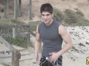 Мальчик гей приехал с моря и решил подрочить свой большой хуй
