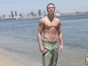 Молоденький гомосексуалист с легкостью доводит себя до оргазма несколько раз подряд