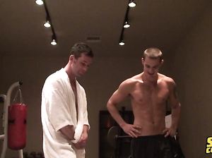 Мускулистые пидорки играются со своими причиндалами