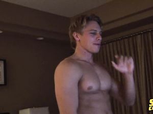 Двое гомиков снимают любительское домашнее гей порно