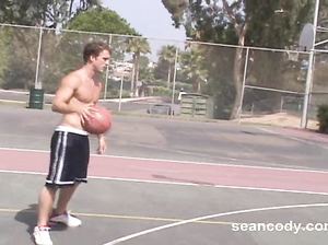 Гомик дважды доводит себя до оргазма рукой