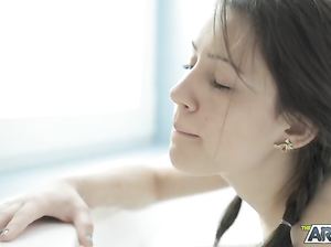 Русский пацан застукал подругу за дрочкой в ванной и смачно ее отжарил