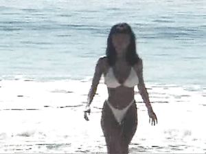 Красотка с аппетитной попкой позирует в бикини и трахается на пляже