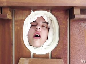 Красотка бурно обкончалась на эротическом массаже