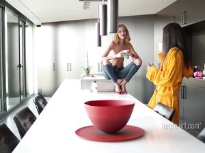 Две подружки решили устроить совместную эротическую фотосессию