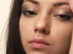 Знойная фотомодель с бритой киской позирует на кухне