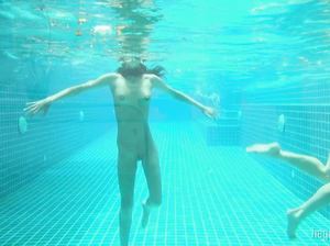 Телки под водой устроили групповую мастурбацию