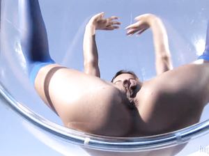 Девушка в чулках показала свою лысую пизду