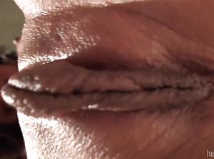 Сексуальная девочка широко раздвигает стройные ножки и показывает киску