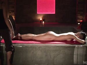 Девушка испытала оргазм на процедуре йони массажа