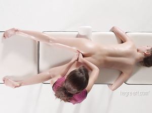 Крошка испытала бурный оргазм во время йони массажа