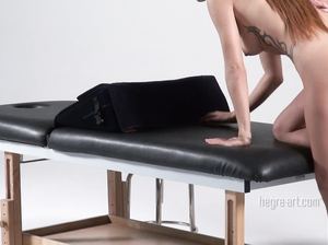 Массажистка довела связанную клиентку до оргазма