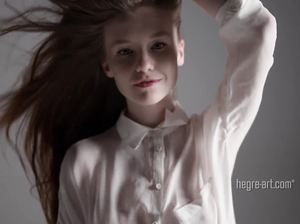 Красотка эротично позирует в прозрачной рубашке и сверкает своими прелестями