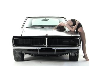 Профессиональная модель снимается обнаженной для богатого издания