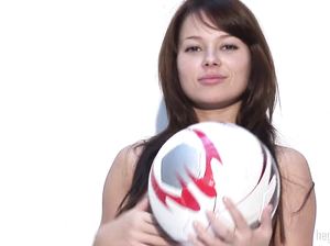 Девка с натуральными сиськами голая с мячом