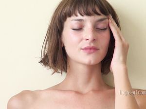 Флора села писькой на вибратор и обкончалась