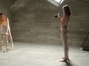 Две молодые красивые девушки снимают друг друга на камеру