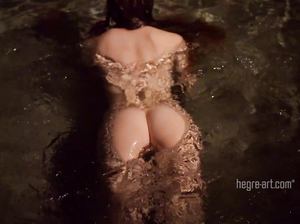 Милой девушке завязали глаза и раздели ее