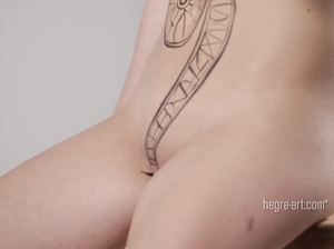 На обнаженном теле красотки рисуют узоры