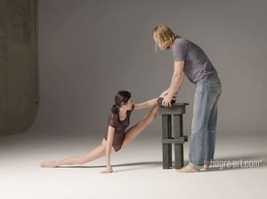 Две голые гимнастки показывают крутую растяжку