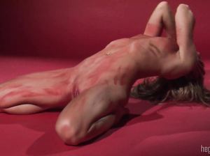 Кира трогает свое голое тело в душе