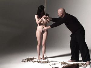 Знойная азиатка фотографируется в БДСМ стиле