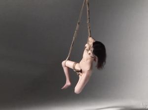 Красотку Лилу подвесили для откровенной фотосъемки
