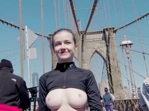 Сучка с красивыми голыми сиськами прогулялась по улице