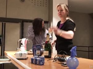 Стройная малышка позирует голая в фотосессии