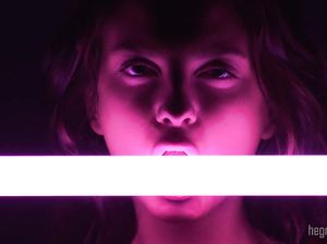 Стройная цыпочка стоит голая в неоновом свете