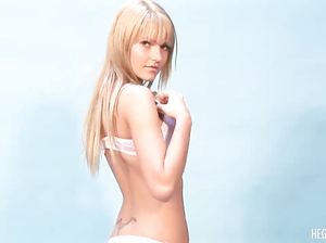 Красивая блондинка Ирина переодевается в роскошное белье