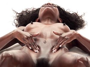 Худая мулатка мастурбирует пальцами