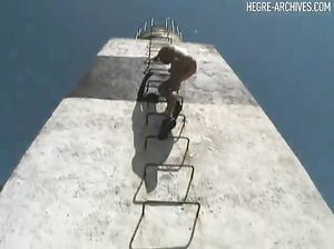 Деревенская цыпочка взбирается обнаженной на большой маяк