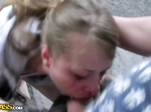 Похотливая сучка заглатывает на улице хуй по самые яйца