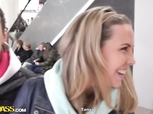 Русский пикапер развел девушку на секс в туалете торгового центра