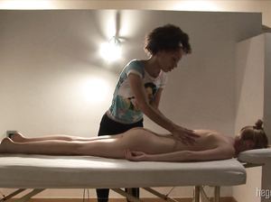 Мулатка делает хороший массаж цыпочке