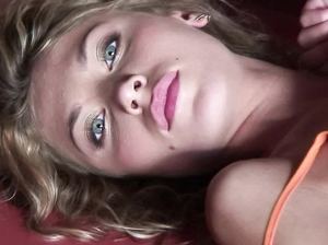 Юная худышка неторопливо раздевается перед зеркалом