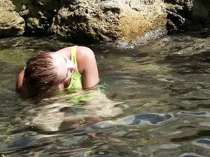 Анфиса снимает мокрый купальник в воде