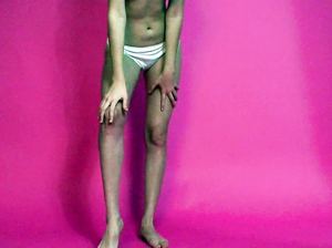 Эротическое соло от телочки с маленькими дойками и волосатым лобком