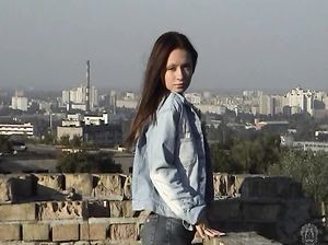 Очаровательная куколка с волосатой киской позирует на крыше высотки