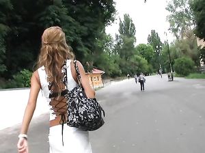 Девчонка разгуливает по улицам города в вызывающем наряде