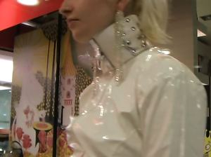 Блондинка в обтягивающем наряде гулять по торговому центру