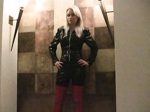 Блондинка в черном латексе и высоких красных сапогах