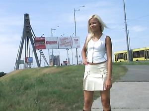 Русская красотка в короткой кожаной юбке и высоких сапогах