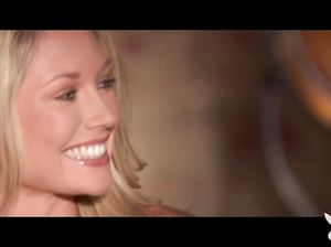 Келли приготовила ужин и искупалась в душе