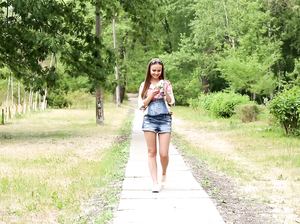 Настоящая русская красавица голая на озере